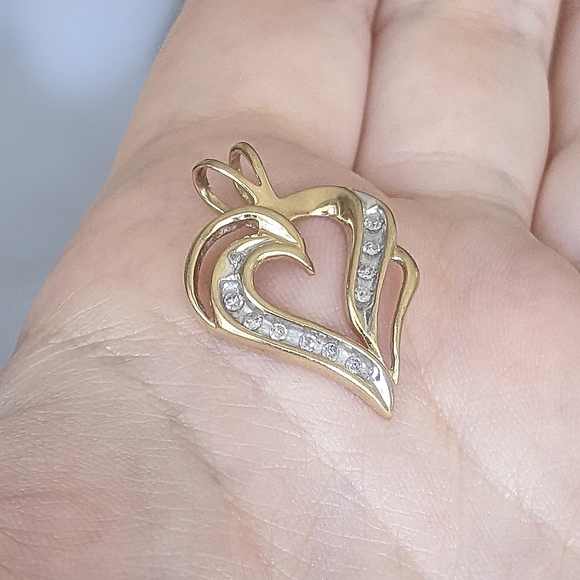 10K solid gold diamond heart pendant - Picture 5 of 12